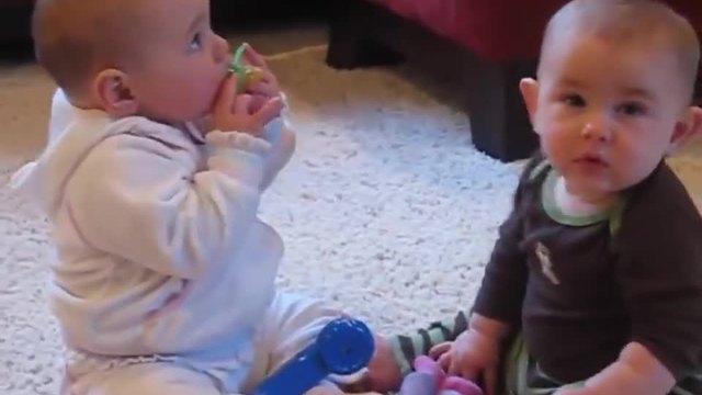 Бебета спорят за биберона