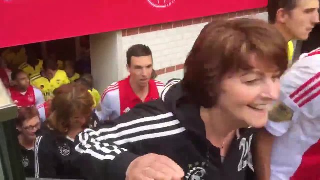 Футболистите на Аякс излязоха на терена с майките си, за да почетат Деня на майката