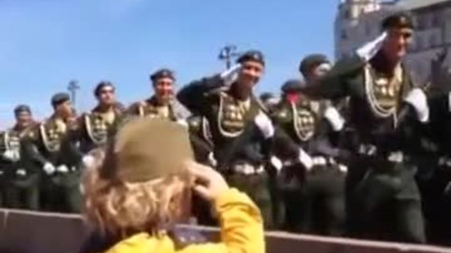 Вижте Силата на Руският дух! Малко детенце отдава чест пред войниците