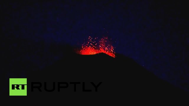 В Италия, вулкана Етна се събуди