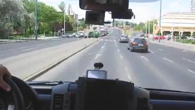 Унгарски шофьор на линейка заснема с камера по какъв начин се кара в спешни случаи! ПОКЛОН пред този човек! (ВИДЕО)