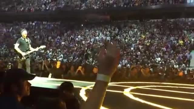 Китаристът на U2 падна от ръба на сцената във Ванкувър, Канада