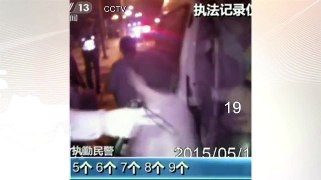 Китайски полицаи откриват 50 човека в 6 местен ван