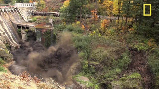 Зрелищно изпускане на вода от язовир след близо 100 години задържане!