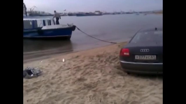 Лодка помага на Audi A8