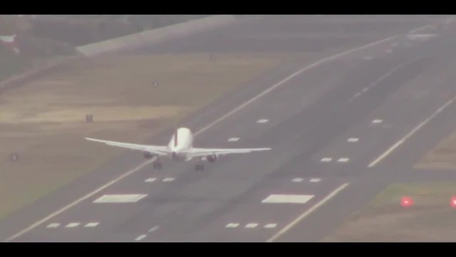 Уникално приземяване на самолет при ураганен вятър.