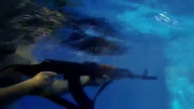 Стрелба с Ак47 под вода