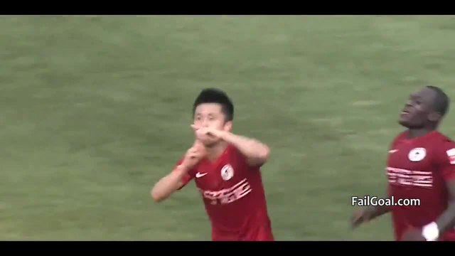 Вкараха гол на китаец, докато пие вода