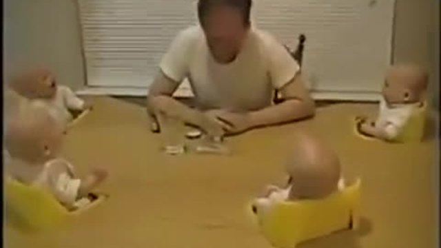 Баща сяда на масата с четиримата си сина. Това, което се случва след това е БЕЗЦЕННО! (ВИДЕО)