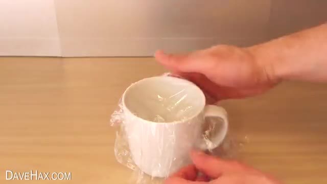 Той взе едно яйце и го счупи върху домакинско фолио... КРАЙНИЯ РЕЗУЛТАТ E НЕВЕРОЯТЕН... (ВИДЕО)2