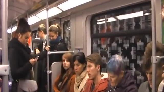 Тази жена има толкова заразителен смях, че лека полека целият вагон започва да се смее