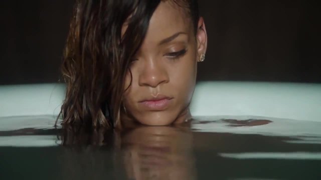 Какво прави Риана във ваната?