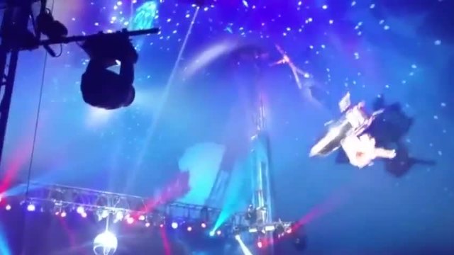 Акробатка падна от купола на цирк по време на своя номер