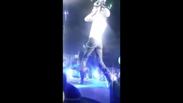 Дрон рани Енрике Иглесиас време на концерта си в Мексико.