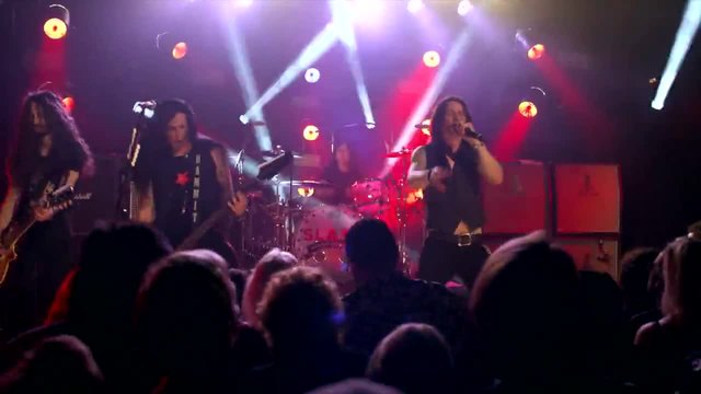 Slash featuring Myles Kennedy &amp; The Conspirators - World On Fire (Live At The Roxy)