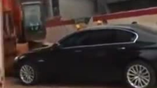 Ето как багерист си разчиства пътя