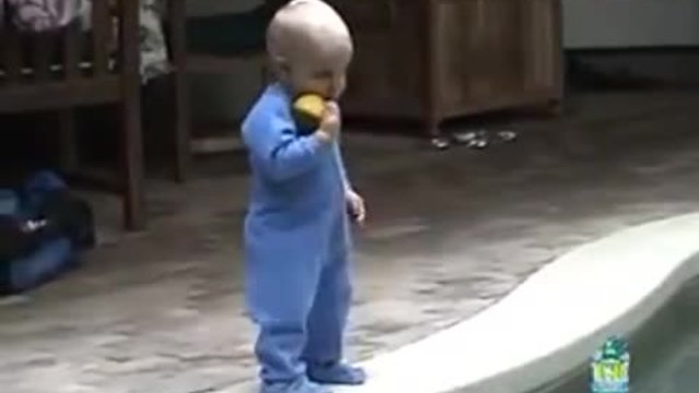 Учете децата си да плуват.