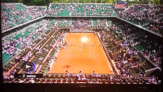 Зрители заснеха сянката на самолет, летящ назад, по време на тенис мач