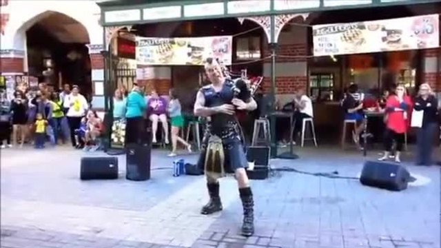 Ето в Шотландия музикант как се забавлява с гайдата си