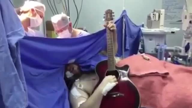 Невероятната сила на музиката!!! Пациент свири на китара по време на операцията му