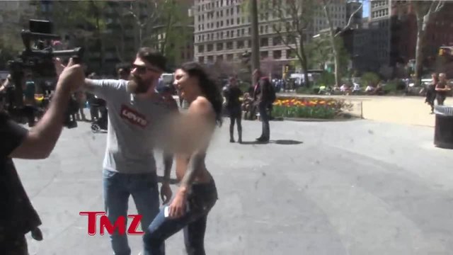 Порно-дива се разходи гола по улиците и на мъжете буквално им "изпаднаха" очите