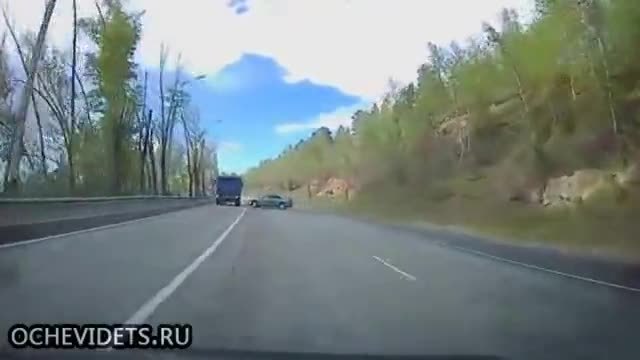 Руски автоджигит си причинява адски сблъсък в камион!