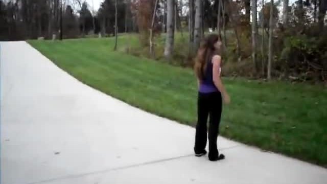 Всяка сутрин излиза от къщата и вика към гората... Това което се случва след 1 минута е ИЗУМИТЕЛНО !!!