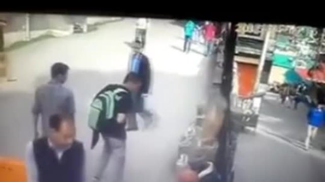 Ха ха ха ! Не показвай среден пръст на маймуна !