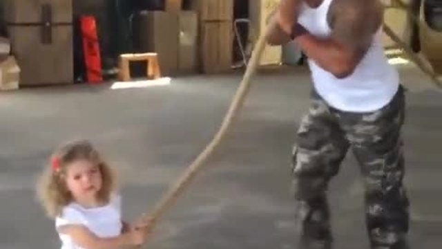 Малко момиче помага на Скалата да дръпне самолет