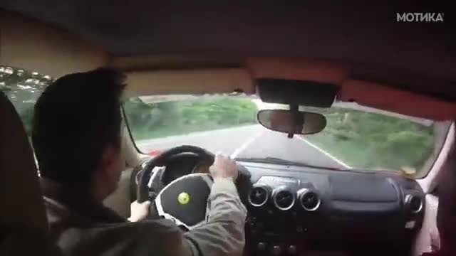 Шофьор на Ferrari се измъкна на косъм от катастрофа (видео)