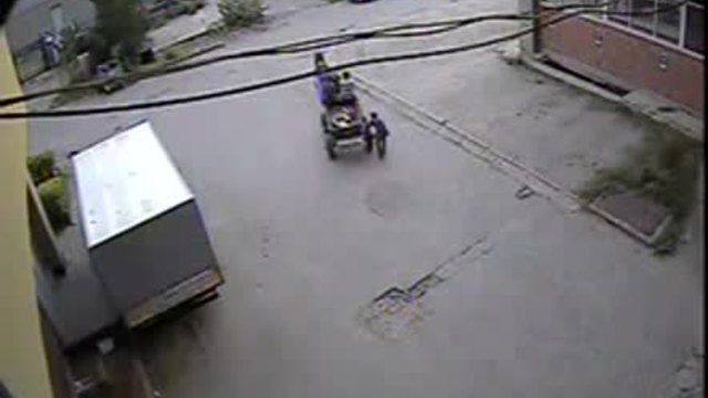 Цигани крадат метални капаци на шахта в близост до сградата на ГДБОП