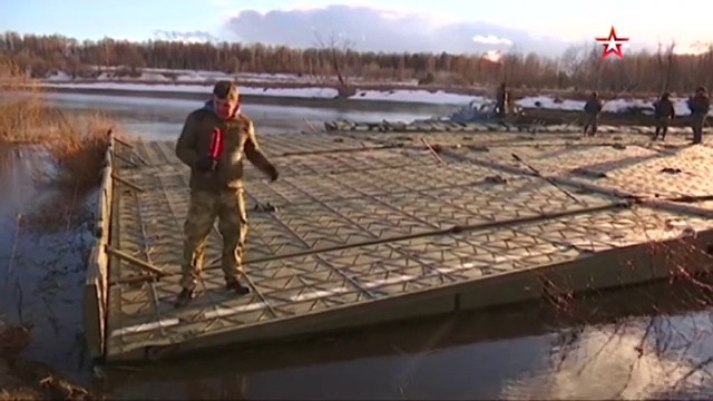 "Ярсы" пересекают реку по понтонному мосту