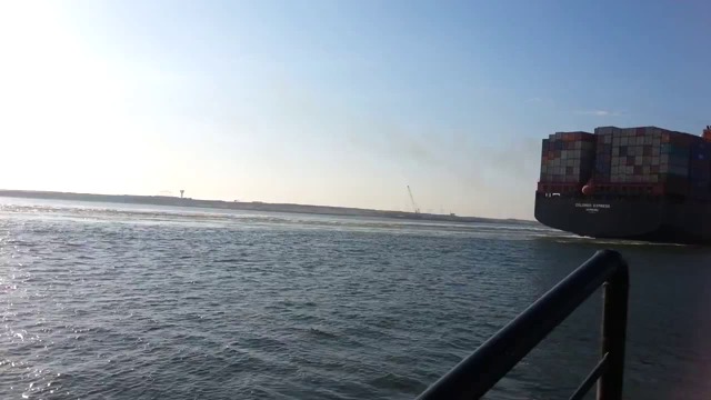 Столкновение контейнеровозов в Суэцком канале 29 сентября 2014