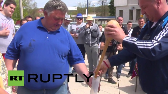 Състезание по надпиване с ракия в Сърбия