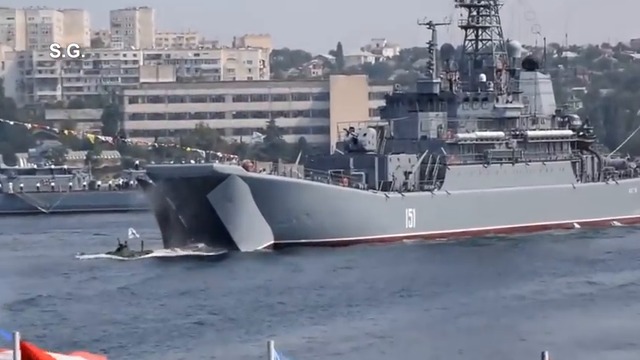 БДК "Азов" и "Цезарь Кунников". Высадка десанта. Стрельба А-215 "Град-М"