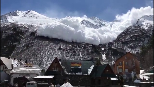 ЛАВИНА СЕ СПУСКА НАД КУРОРТ