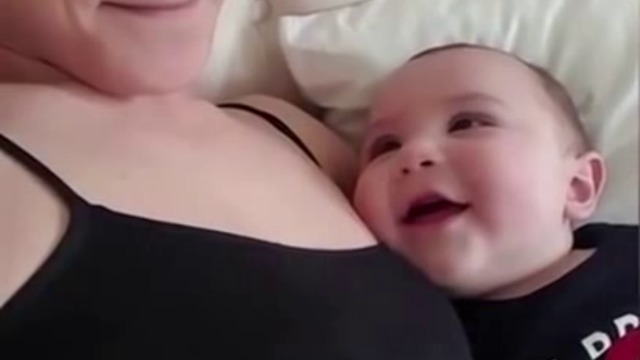 ОЧАРОВАТЕЛНО ДЕТЕНЦЕ НЕ МОЖЕ ДА ОТДЕЛИ ПОГЛЕД ОТ ЛЮБИМАТА СИ МАЙКА