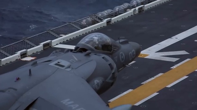 F 35C - AV-8B Harrier II  Vertical landing trapped on board the aircraft carrier