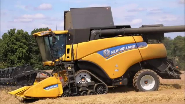 New Holland CR9090 - Harvesting barley (1)