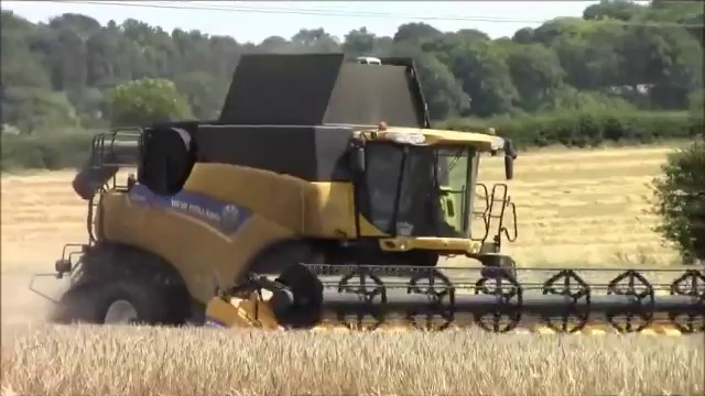 New Holland CR9090 - Harvesting barley (2)