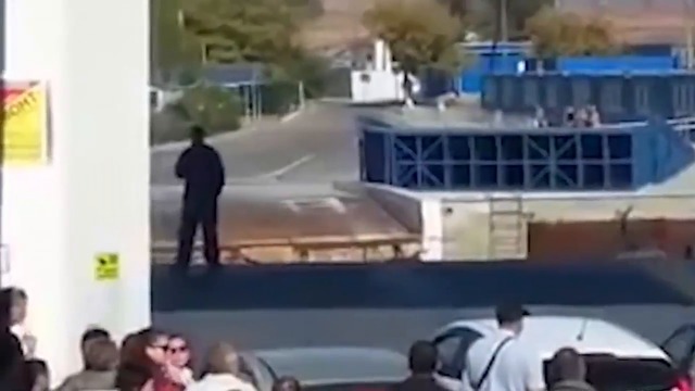 Безумен инцидент! Кола и шофьорът и паднаха от кораб в река