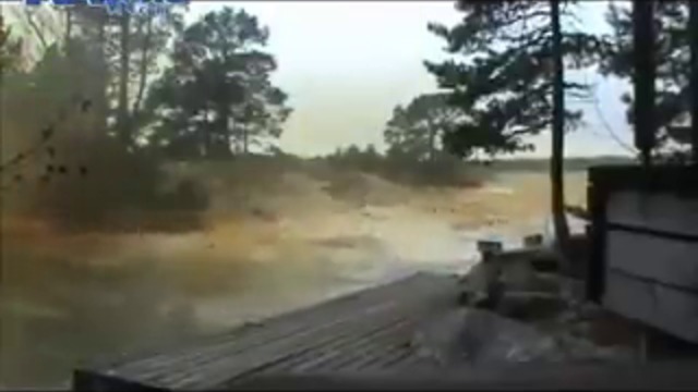 Мълния пада в река (ЗРЕЛИЩНО ВИДЕО)