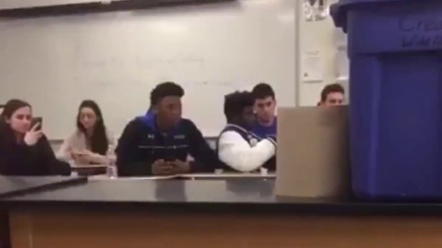 МОМЧЕТО НАПРАВО СЕ ШАШНА