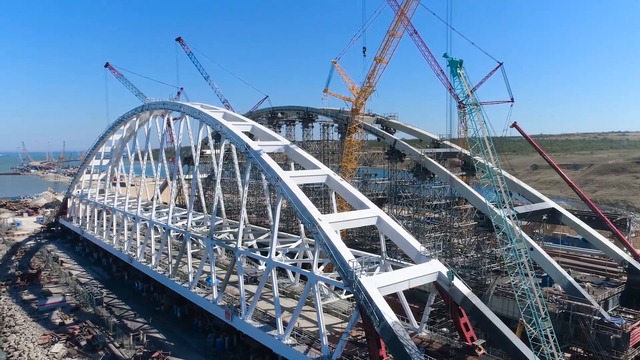 Железнодорожная арка Керченского моста начинает путь к фарватеру