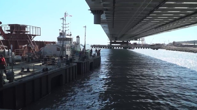 (27.08.2017) Арку моста погрузили на плавучие опоры