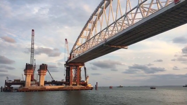 Крымский Мост - Первое судно проходит в фарватере под ж_д аркой.