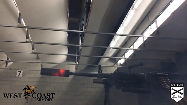 Какво се случва на картечница M249 SAW при стрелба без прекъсване