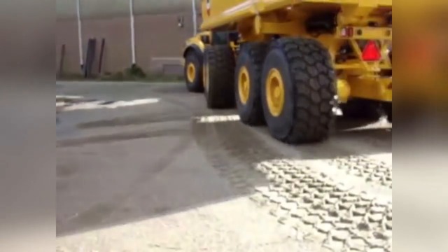 Сочлененный самосвал "Volvo" А40F с полуприцепом на 80 тонн