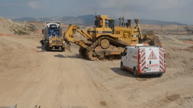 102 тонны заезжает на трал. бульдозер "Caterpillar" D11R .