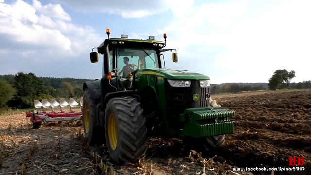 John Deere 8335R & Pottinger Servo 6.50 - Tractor in action